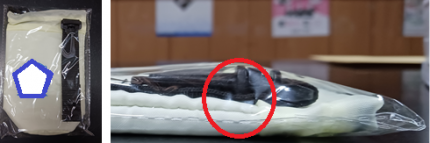 記念品のペットボトルカバーが届いた初期状態の梱包。フックが折れ曲がって布地と重なり、メール便の厚み規定をオーバーしてしまう課題が発生。 記念品のペットボトルカバーが届いた初期状態の梱包。フックが折れ曲がって布地と重なり、メール便の厚み規定をオーバーしてしまう課題が発生。