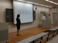 横浜市金沢区にある　関東学院講演。　「語先後礼」の模様。