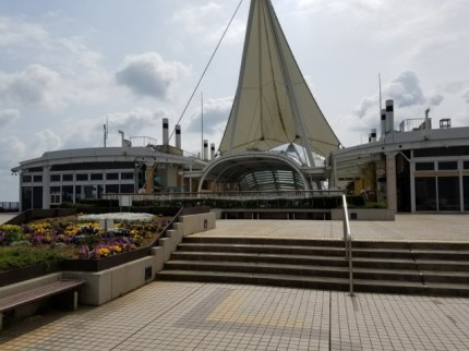 東京湾アクアライン・海ほたるの展望台前の風景です。