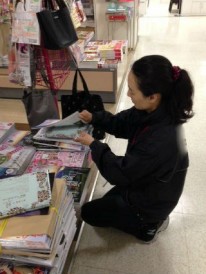 ムック誌の書店販促作業。　差し込み作業。