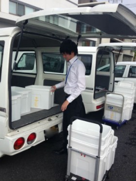神奈川県内 検体輸送。 備品の積み込み。 神奈川県内 検体輸送。 備品の積み込み。