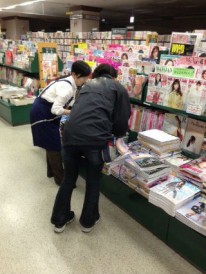 ムック誌の書店販促作業。　店員さんにご説明。