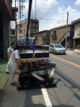 川崎市の町工場からユニック車にて貨物の吊り上げ