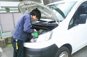 先輩紹介 車両メンテナンス中 先輩紹介 車両メンテナンス中
