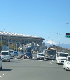 日産スタジアムと富士山