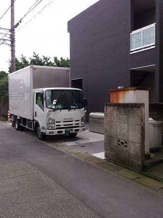 ２ｔトラック、パワーゲート車の写真です。　このような路地にもお伺いさせて頂きます。