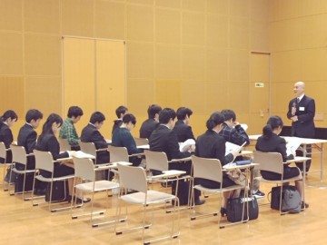 神奈川大学で合同説明会を行ないました（社長より説明）