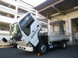 2tトラック　幌車から平ボディーへの作業風景②