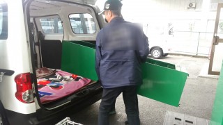 コンビニへ納品するラックを軽車両に積み込み・運搬