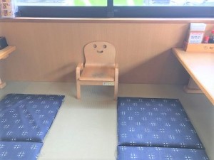 お子様専用の椅子も用意ございます。 お子様専用の椅子も用意ございます。