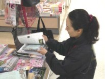 ムック誌の書店販促作業。　付録差し込み中です。