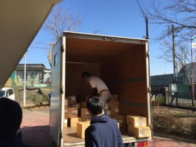 神奈川県内学校への教科書運搬業務にて。　搬出風景。